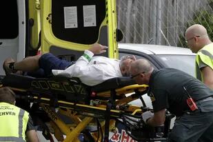 Uno de los heridos de la masacre es trasladado al hospital local de Christchurch