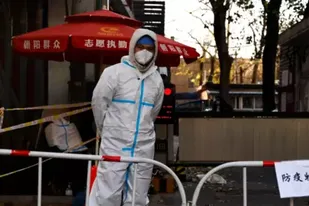 En China sigue siendo frecuente ver a personas en la calle vestidas con los trajes de protección personal cuyo uso se esxtendió durante la pandemia.