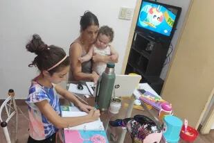 Mariana Mancuso intenta trabajar mientras cuida a sus hijas