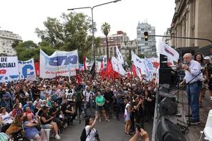 Manifestación de organizaciones kirchneristas frente al Palacio de Tribunales