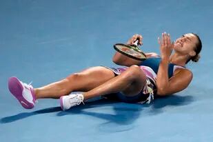 Aryna Sabalenka, de Bielorrusia, se desploma luego de ganar la final del Australian Open