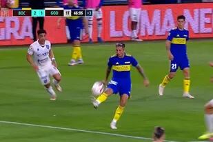 La sutileza de Almendra, que con un sombrero se despejó el camino y luego armó la jugada para el gol de Vázquez, el del triunfo de Boca
