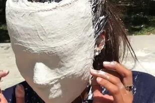 El video de la joven con la máscara de yeso se volvió viral en TikTok