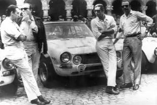 La Misión Argentina: Jorge Cupeiro, a la izquierda, en Nürburgring, con uno de los Torino que cambiaron la historia del automovilismo nacional en 1969