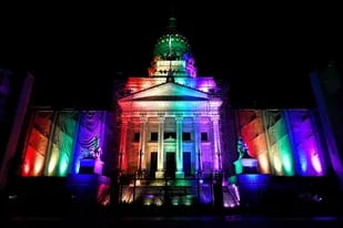 El Congreso Nacional iluminado con los colores de la bandera LGBTIQ+