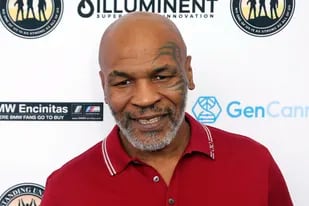En la imagen, Mike Tyson durante su presencia en un torneo de golf de celebridades en Dana Point, California. El jueves 21 de abril del 2022, Tyson fue captado en video golpeando a un pasajero en un avión que lo estuvo instigando y ahora su entorno reconoció el "incidente". (Foto by Willy Sanjuan/Invision/AP, Archivo)