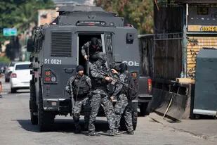 Grupos policiales descienden de un vehículo blindado en la favela Jacarezinho de Río de Janeiro