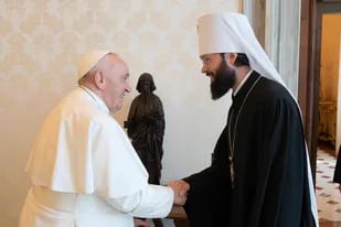 El papa Francisco (izquierda) estrechando la mano del metropolita Antonij de Volokolamsk (derecha), presidente del Departamento de Relaciones Eclesiásticas Externas del Patriarcado de Moscú (DECR) en el Vaticano