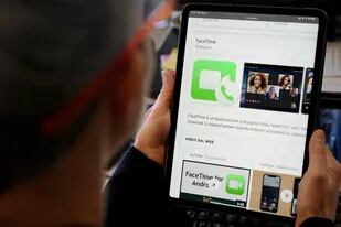 La falla de seguridad del servicio de videollamadas de Apple aún no tiene solución y se recomienda deshabilitar el servicio del teléfono, tableta y computadora