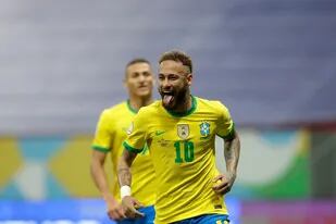 Neymar anotó de penal para Brasil en el 3-0 del debut, contra Venezuela; hoy el anfitrión se medirá con Perú, el otro finalista de la Copa América hace dos años.