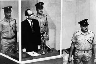 Adolf Eichmann, en 1962, durante su juicio en Israel tras ser capturado por el Mossad en la Argentina