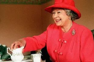Al igual que los demás miembros de la familia real británica, Isabel II disfrutaba de la hora del té (Crédito: David Cheskin/PA Wire)