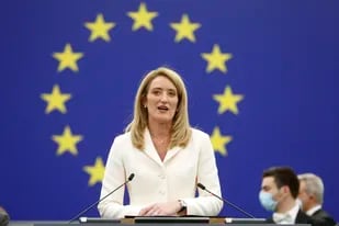 La democristiana Roberta Metsola, de Malta, ofrece un discurso en el Parlamento Europeo, en Estrasburgo, Francia, el 18 de enero de 2022. (AP Foto/Jean-Francois Badias)