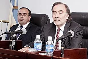 Pablo Bertuzzi y Leopoldo Bruglia junto con el juez Germán Castelli resisten sus traslados
