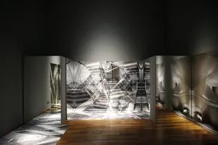 La instalación de Jorge Miño evoca "El Aleph", al crear un espacio sin límites que concentra todos los puntos de vista