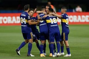 Jugadores de Boca Juniors festejan uno de los goles de Edwin Cardona frente a Newells.