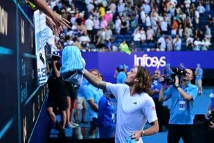 Stefanos Tsitsipas le regala su toalla a un aficionado tras pasar a la final del Australian Open: el griego se siente "local" en Melbourne