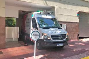 La ambulancia que traslada al primer infectado sale del sanatorio Agote