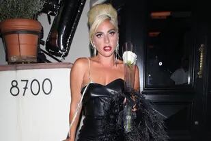 Lady Gaga presentó su línea de cosméticos en un ajustado vestido negro