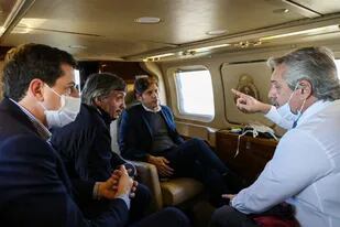 Máximo Kirchner y Alberto Fernández, en un viaje en helicóptero acompañados por Wado de Pedro y Axel Kicillof