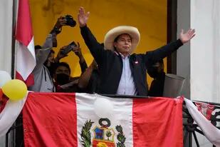 Pedro Castillo saluda a sus simpatizantes el 7 de junio de 2021, en Lima, Perú. (AP Foto/Martín Mejía, archivo)