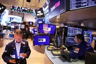 Operadores en la bolsa de Nueva York, esta mañana, a la espera de la decisión de la Reserva Federal sobre la tasa de interés. (Michael M. Santiago / GETTY IMAGES NORTH AMERICA / Getty Images via AFP)