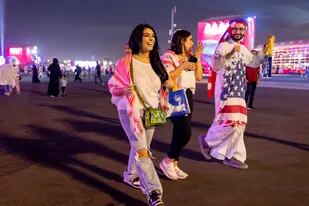 Un aficionado de Estados Unidos con ghutra en el fan zone en la Copa Mundial en Doha, Qatar. (Tasneem Alsultan/The New York Times)