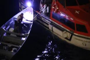 El momento en que el personal del crucero rescató a los dos pescadores en el medio del Caribe