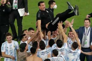Lionel Scaloni, entrenador de la selección argentina, que quebró un maleficio de 28 años sin títulos