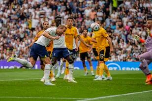 Harry Kane anota con un cabezazo el gol del triunfo del Tottenham ante el Wolverhampton