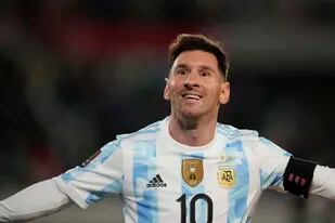 Lionel Messi celebra tras marcar el tercer gol en la victoria 3-0 ante Bolivia por las eliminatorias del Mundial, el jueves 9 de septiembre de 2021, en el Monumental