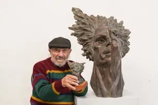 En su taller de La Boca, Leo Vinci Junto muestra la escultura que hace 25 años le encargaron en homenaje a Jorge Donn