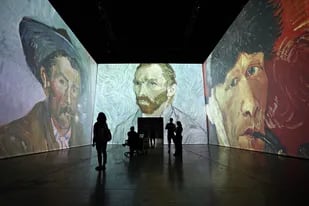 Los técnicos ya realizan las pruebas de imágenes para la exposición inmersiva Imagine Van Gogh