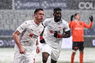 Un equipo, vestido de blanco, se volvió invisible en un partido bajo la nieve