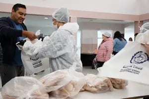 Un gobernador distribuyó 60.000 kilos de merluza gratis y "de primerísima calidad" para Semana Santa