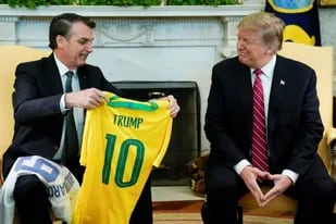 Bolsonaro se reunió con Trump, en marzo pasado, en la Casa Blanca, e intercambiaron camisetas de fútbol