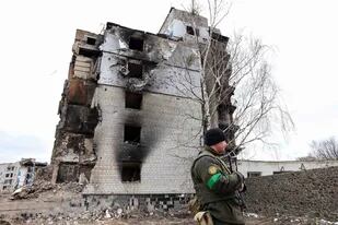 Un soldado ucraniano frente a un edificio destruido en Borodyanka