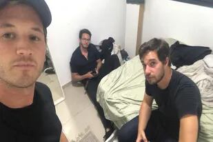 Alan Kronic, argentino de 28 años, y sus amigos viviendo en Tel Aviv quienes tuvieron que refugiarse en un búnker cuando comenzaron a lanzar misiles desde Gaza