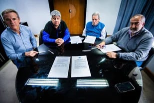 Pablo Moyano, Carlos Acuña y Héctor Daer, los tres secretarios generales de la CGT, más Jorge Sola, al firmar el documento