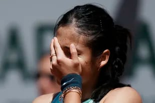 La británica Emma Raducanu se cubre el rostro durante un partido contra Aliaksandra Sasnovich, de Bielorrusia, en la segunda ronda del Abierto de Francia el 25 de mayo del 2022 en París. Raducanu cayó 3-6, 6-1, 6-1.  (AP Foto/Thibault Camus)
