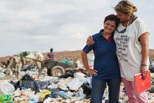 Carolina Pallero (izquierda) trabajó un año y medio en el basural de El Borbollón; Viviana Nasiff (derecha), es la coordinadora técnica de la cooperativa El Algarrobo, que junto a El Álamo y otras trabajan por el cierre de los basurales y el reciclaje inclusivo