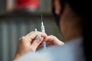 "Aplicarse la vacuna del coronavirus no es una carta blanca para ignorar las medidas de salud como el distanciamiento físico y el lavado de manos", advierte la Organización Mundial de la Salud (OMS)