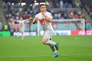 Xherdan Shaqiri festeja su gol para Suiza frente a Serbia pidiendo silencio; el partido tuvo un significado personal muy fuerte, tal como ocurrió cuando se enfrentaron los mismos equipos en Rusia 2018