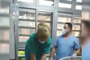 Se viralizó un video en el que médicos y enfermeros de un hospital de Chaco se ríen y hacen chisten mientras intentan reanimar a un paciente grave.