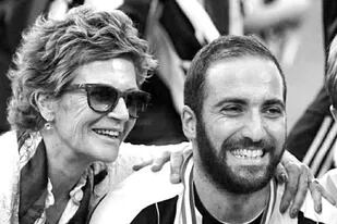 Nancy Zacarías con Gonzalo Higuaín durante el festejo de un título en Italia