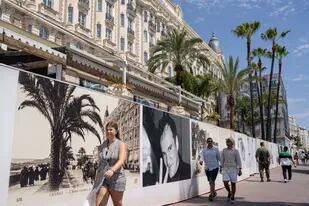 Gente camina por la Croisette antes del 75to Festival Internacional de Cine de Cannes, en el sur de Francia, el lunes 16 de mayo de 2022. El festival se realizará del 17 al 28 de mayo de 2022. (Foto AP/Petros Giannakouris)