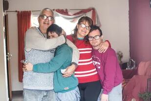 Ciro (de buzo azul), con su papá, Alejandro, su mamá, Cristina, y Santiago, uno de sus dos hermanos