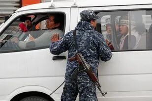 Los militares controlan la circulación de ciudadanos en El Alto, La Paz