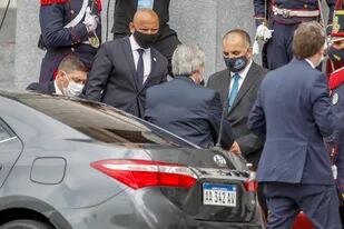 El Presidente Alberto Fernández se baja del auto que lo trasladó al Congreso de la Nación