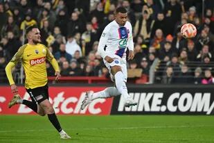 Kylian Mbappé anota uno de sus 5 goles en el 7-0 de Paris Saint-Germain a Pays de Cassel por la Copa de Francia y Alexis Zmijak lo ¿sufre?: el defensor es ultra de PSG.